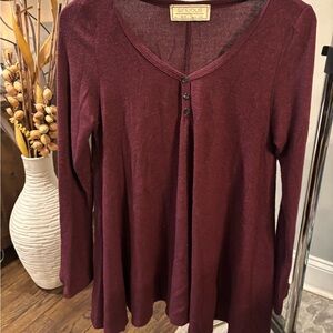 Sinuous Women's Maroon Top size small